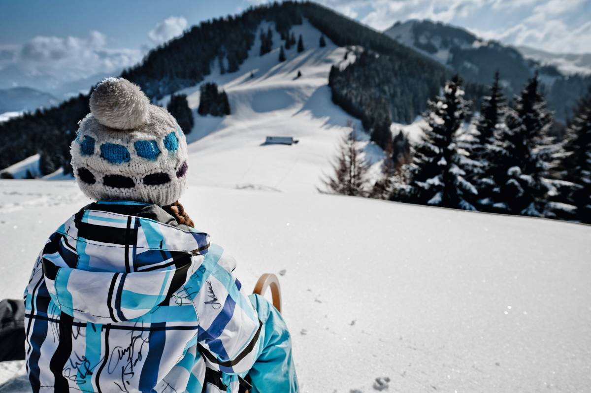 Mädchen im Schnee in den Bergen