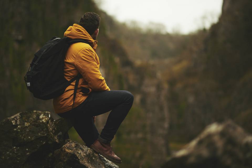 Wanderer macht Pause in den Bergen