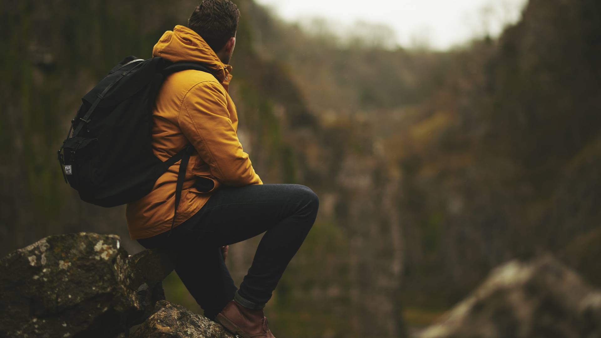 Wanderer macht Pause in den Bergen